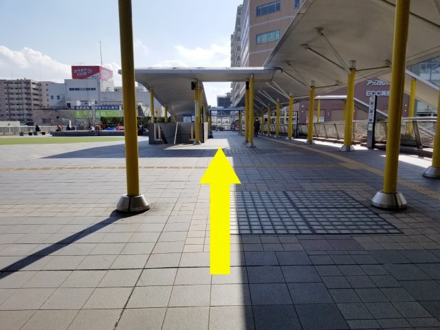 JR三田駅改札口を左に出ます。