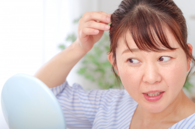 薄毛を気にする女性